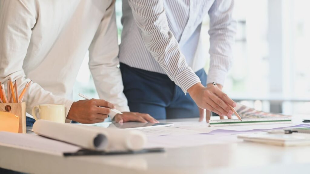 deux ingénieurs qui consultent un rapport d'étude structure