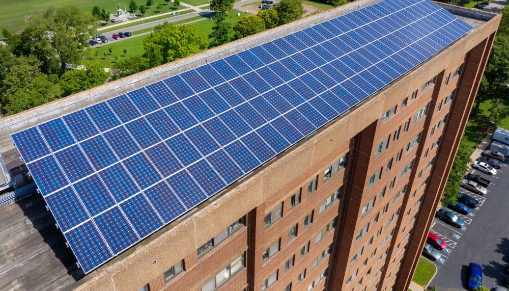 étude photovoltaïque pour un projet d'installation de panneaux solaires sur la toiture d'un immeuble 