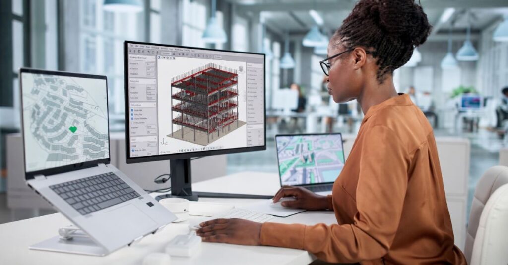 Ingénieure structure travaillant sur une modélisation 3D BIM détaillée d’un bâtiment dans un bureau d’études structure