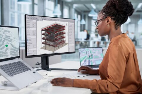 Ingénieure structure travaillant sur une modélisation 3D BIM détaillée d’un bâtiment dans un bureau d’études structure