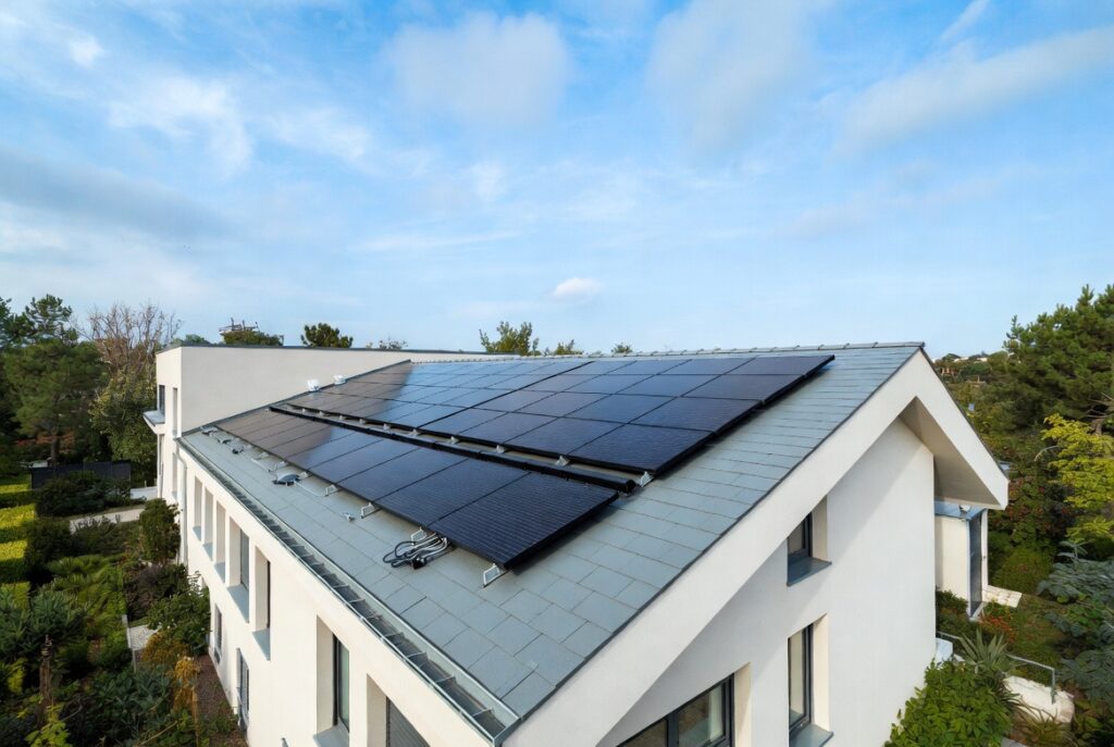 Installation photovoltaïque sur toiture de bâtiment – Conception et réalisation par le bureau d’études techniques Construire SA