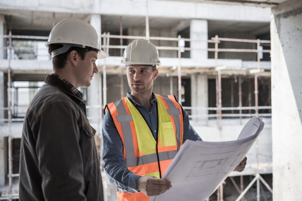 Rôle d’un bureau d’études techniques : ingénieurs sur chantier consultant des plans - Construire SA
