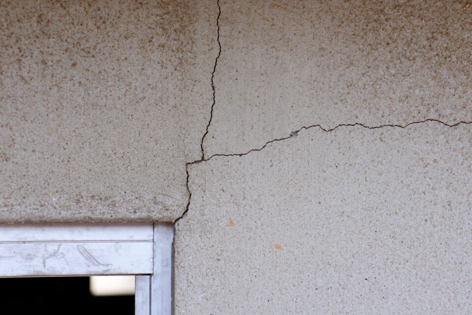 Fissures sur mur de bâtiment : diagnostic structure et expertise des désordres
